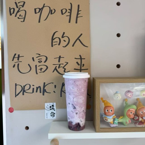 满杯蓝莓奶昔